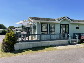 Beautiful 6 Berth Lodge At Cherry Tree Holiday Park Ref 70002Tg